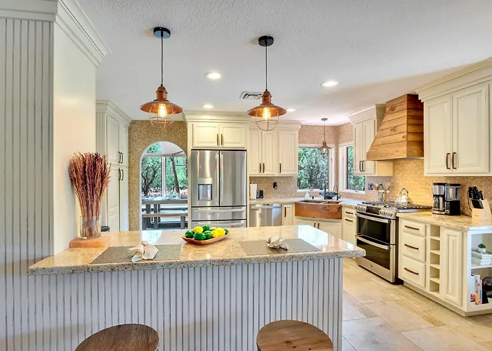 Sedona's Paradise Found, Saltwater Pool And Hot Tub, Private Oasis! Holiday home