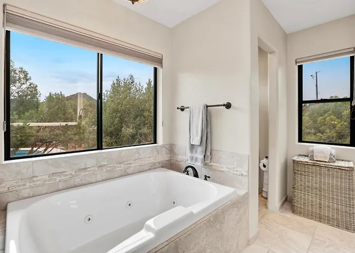 Sedona's Paradise Found, Saltwater Pool And Hot Tub, Private Oasis! Holiday home