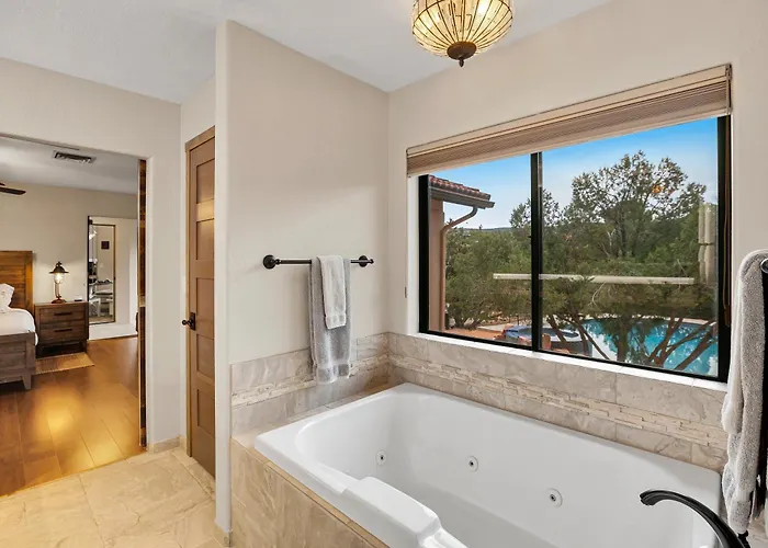 Sedona's Paradise Found, Saltwater Pool And Hot Tub, Private Oasis! Holiday home