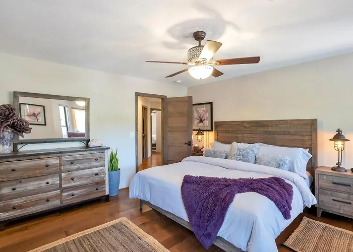 Sedona's Paradise Found, Saltwater Pool And Hot Tub, Private Oasis! Holiday home