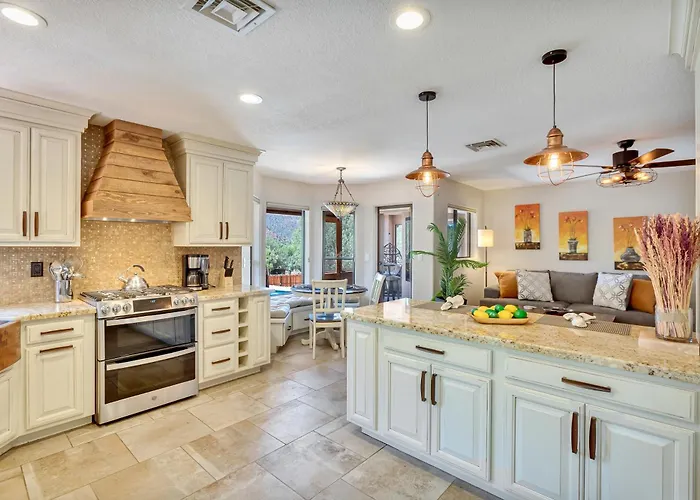 Sedona's Paradise Found, Saltwater Pool And Hot Tub, Private Oasis! Holiday home